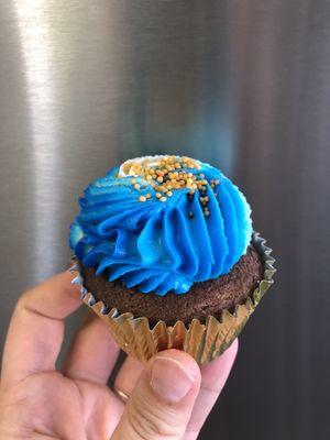 "Blue ombré" chocolate cupcake