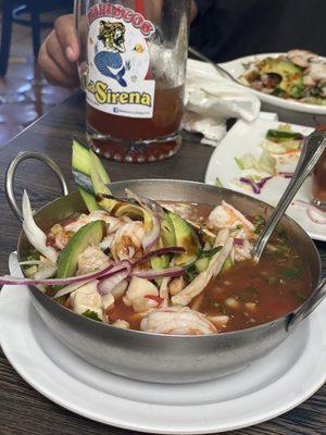 Casuelita de marisco una delicia está bien surtida de mariscos