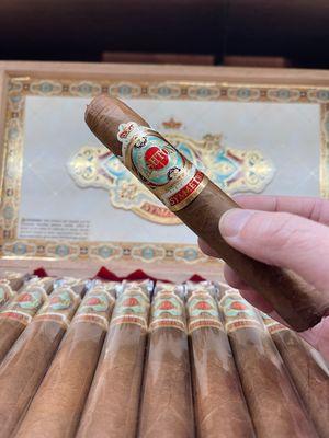 Smoky's carries Ashton Cigars