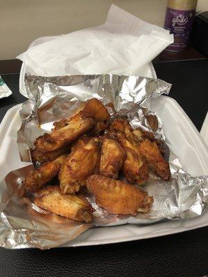 Dozen hot wings. Temp hot 10/10 spicy hot 5/10. Just perfect not to upset the stomach on lunch!