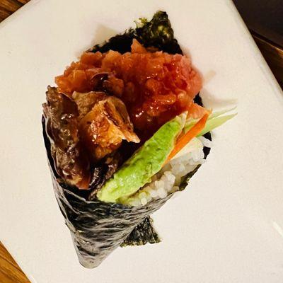 Salmon skin hand roll