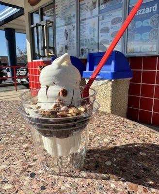 Hot fudge sundae w/ pecans