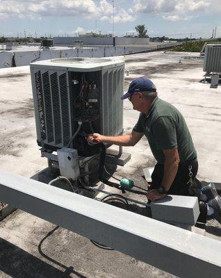 Repair of Commercial Rooftop Unit in South Florida Business