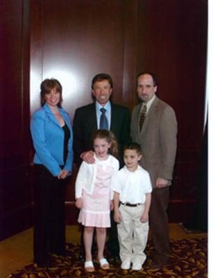 Sensei Raffi & Susan meeting Chuck Norris with 2 lucky DAMA students.