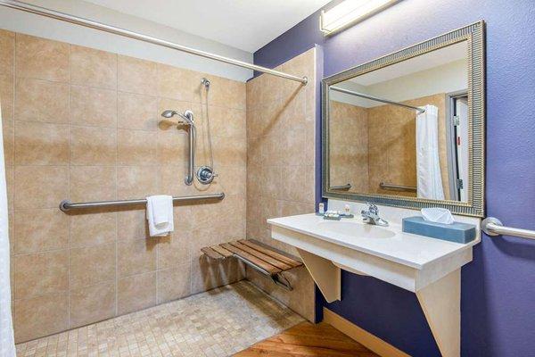 Guest room bath