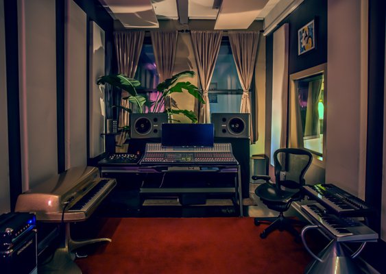 Home to legendary producer David Kahne, the Revolution room is an ideal production room with a 205sqft control room and adjacent vocal booth