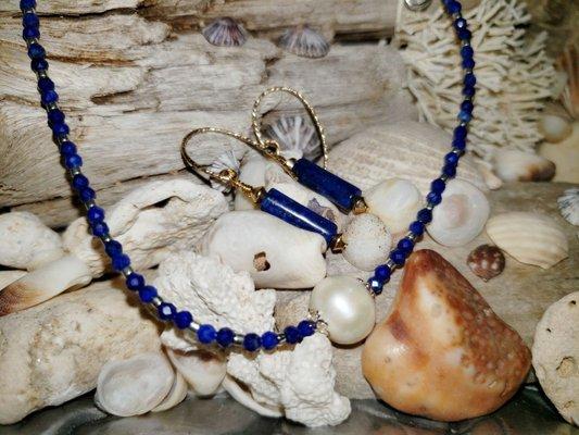 Pearl and Lapis lazuli set. Stunning.