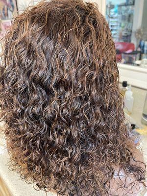 Beautiful deep wavy glueless unit.