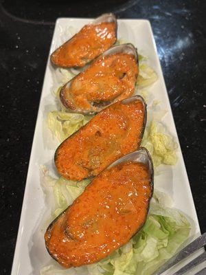 Baked green mussels with an orange mayonnaise sauce all over them. I don't like mayo on my mussels. And rubbery.