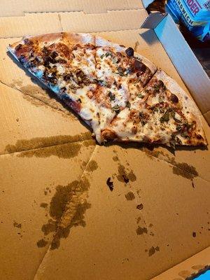 Yep, there was a whole pizza but we ate it all up!! Thin, crusty delicious and I suggest  putting butter on the crust.