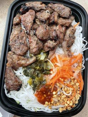 Vermicelli with grilled pork