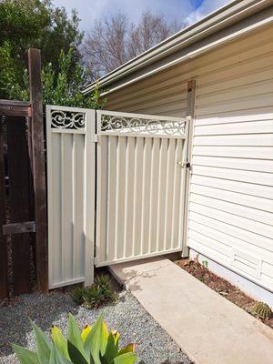 Side entry gate with panel and single hole lock box