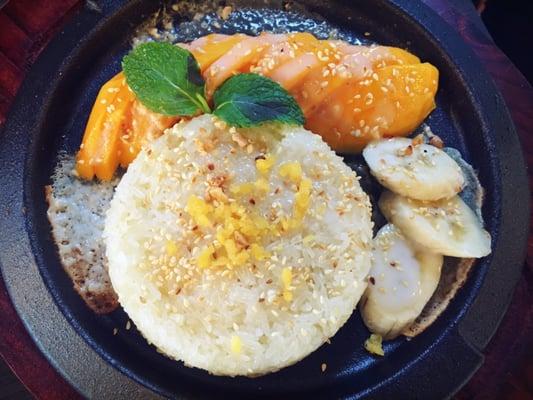 Sticky rice with mangos and banana