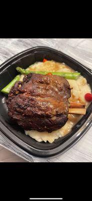 Osso bucco with mashed potatoes and asparagus, very delicious