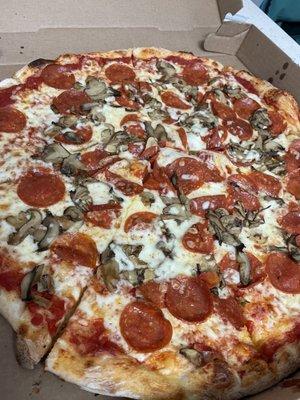 Large pizza with pepperoni & mushroom