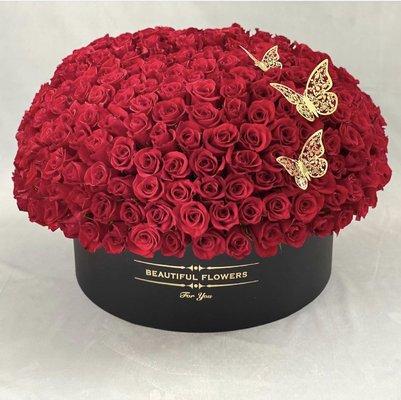 300 fresh red roses in a trendy XL hat box decorated with butterflies