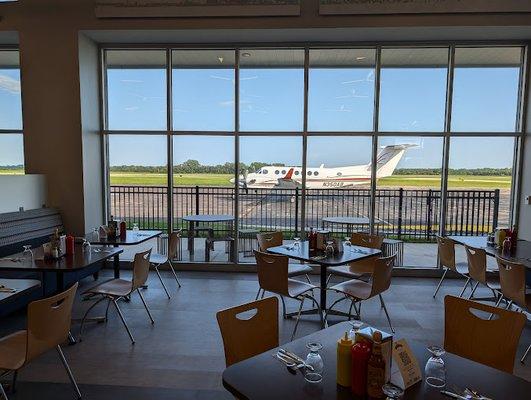 Airplanes take off & land while dining.