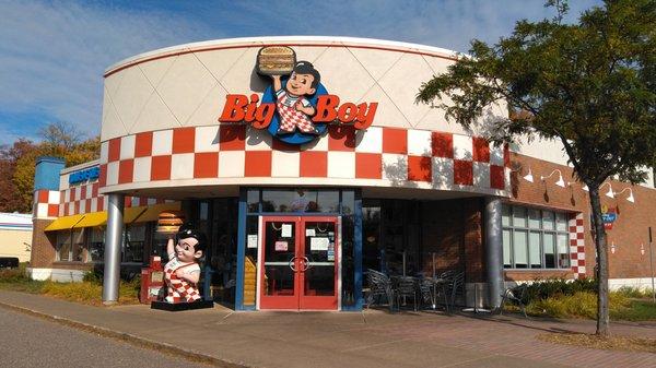 This is the entrance to the restaurant.  There's a statue of Bob outside as well as one inside.