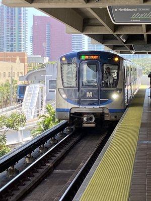 Approaching metrorail