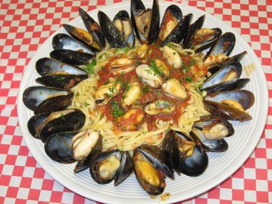 Clams over linguini ... yum!