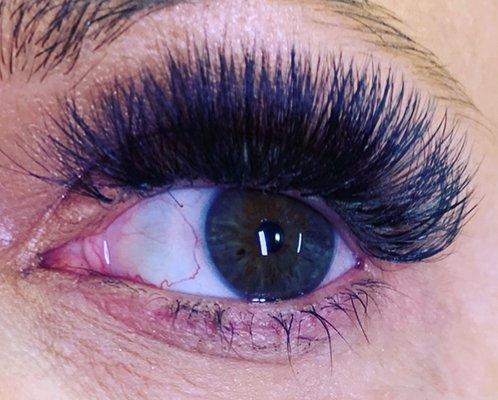 Full volume wispy lashes