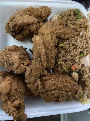 Alitas de pollo y arroz con camarones / Chicken wings and R1. Shrimp Fried Rice