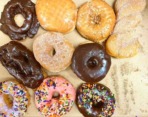 Various donuts (sugar, chocolate buttermilk, cake, jelly, etc.).