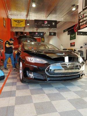 Fixing the car roof of new Tesla