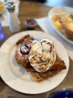 apple cinnamon french toast ($13)