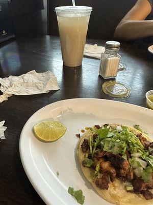 Taco Al pastor con agua fresca