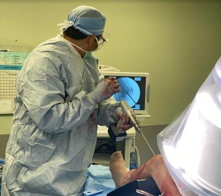 Palm Harbor orthopedic and adult reconstruction surgeon Dr. Chris James performing robotic-assisted knee replacement.