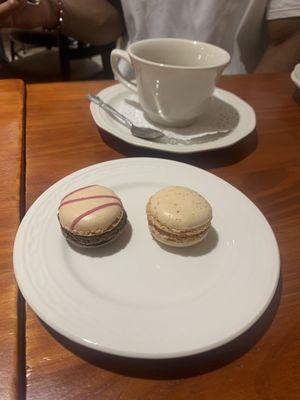 Coconut macaroon & creme brûlée macaroon