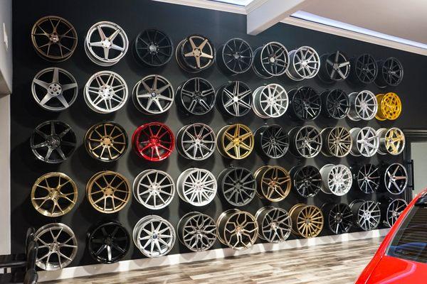 Top name brands of aftermarket custom wheels.