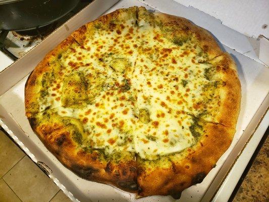 Pesto cheese pizza