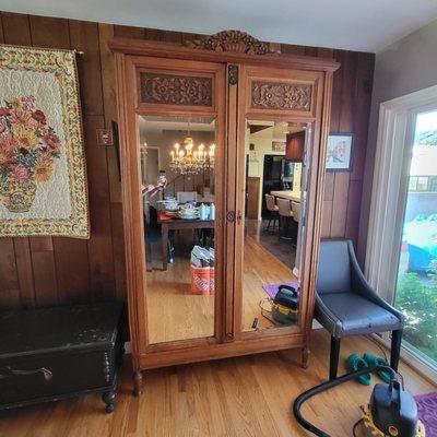 Mirror replacement in a wardrobe