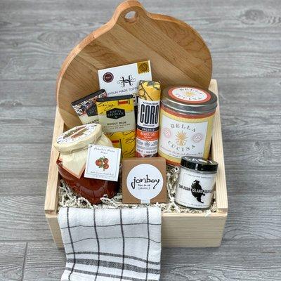 Pizza dough mix, pizza sauce, salami, chocolate, toffee, sea salt, caramel, dish towel, wooden cutting board, wood slide lid box.