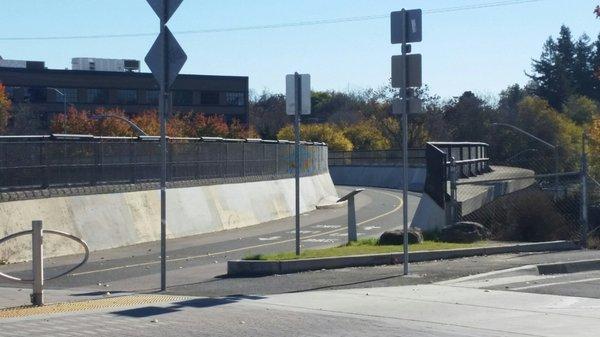 Pedestrian walkway cross over I-5 leading to Pioneer Landing Park