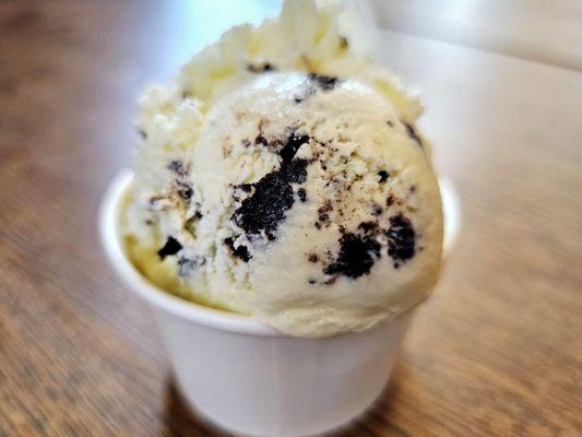 Malted Cookies and Cream (single scoop)