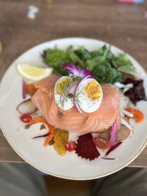 Smoked salmon toast