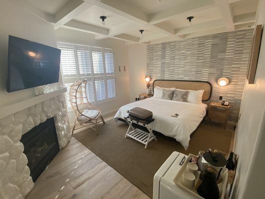 King size Bed with fireplace