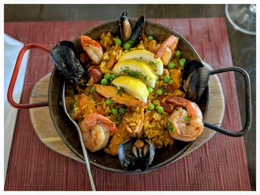 The beautiful and delicious Spanish have mussels, shrimps, Spanish chorizo, chicken... among other things.