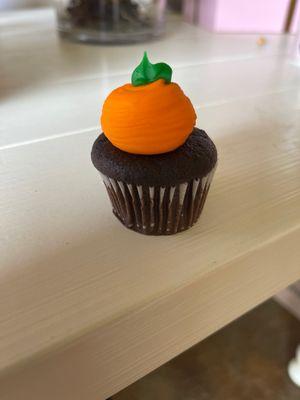 Easter cupcake? No please take the pumpkins until October.