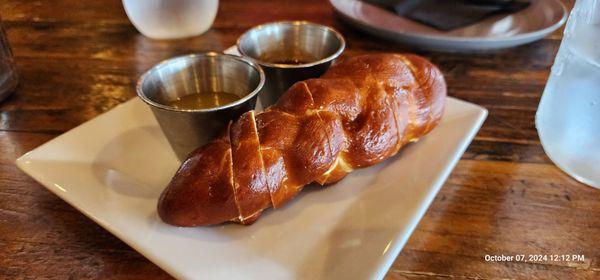 Chefs compliments: Pretzel bun with sweet pineapple and spicy tomato