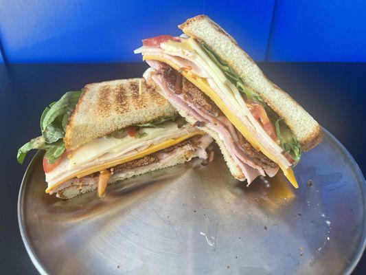 KELLY'S CLUB
Roasted Turkey, Black Forest Ham, Candied Bacon, Sharp Cheddar, Swiss, Spring Mix, Tomato, Mayo and Honey Mustard