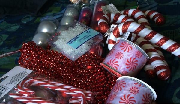 Bunch of cute ornaments for a candy cane themed tree. Love it!