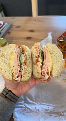 Pepper turkey w/ smoked gouda & sun dried tomato pesto