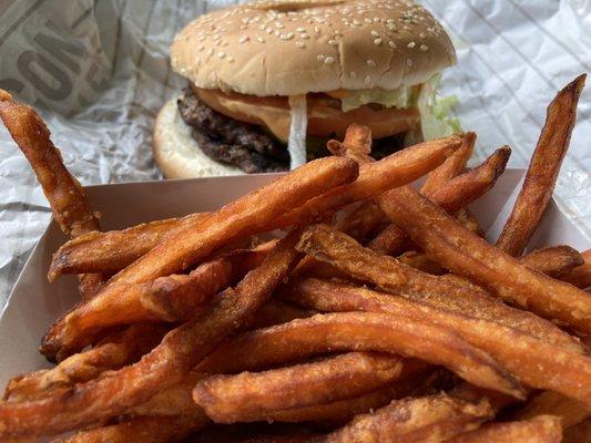 Papi burger with sweet potato fries