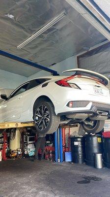 2019 Honda Civic SI Coupe getting an oil change.