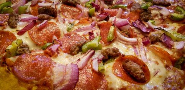 If you add the right toppings, your pizza will look as good as it tastes.  Sausage,, pepperoni, green pepper and red onions.