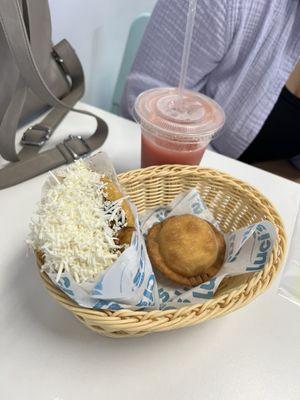 Arepa de pabellón y un pastel de queso